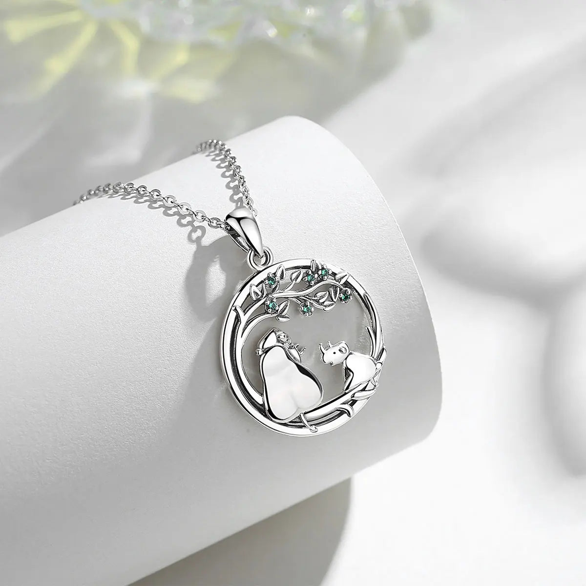 Nashorn Mutter & Kind Anhänger – 925 Sterling Silber mit grünem Zirkonia