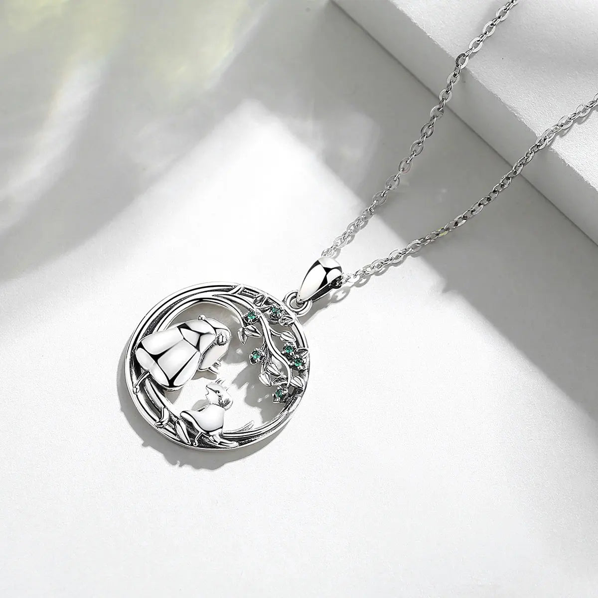 Nashorn Mutter & Kind Anhänger – 925 Sterling Silber mit grünem Zirkonia
